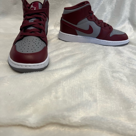 Jordan 1 Mid - Cherrywood Red/White/Cement Grey - Size: 5Y (Youth) / 7 Women’s - Picture 7 of 7